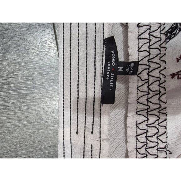 Romeo & Juliet Embroidered Cold Shoulder Top Cream/Black M A003313 - Picture 7 of 9